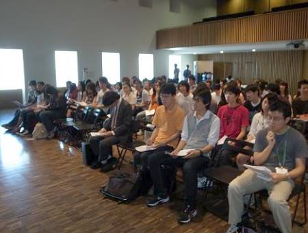 Посланник Мошиаха выступил перед студентами в Токио