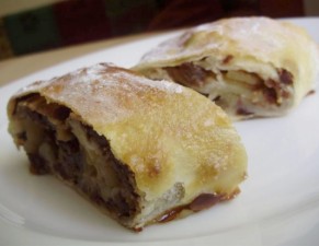 Яблочный штрудель с орехами пекан и изюмом Яблочный штрудель с орехами пекан и изюмом