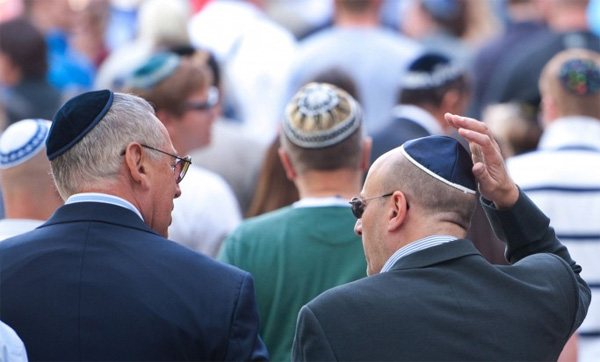 Сотни неевреев в Берлине надели кипы в знак протеста против антисемитизма