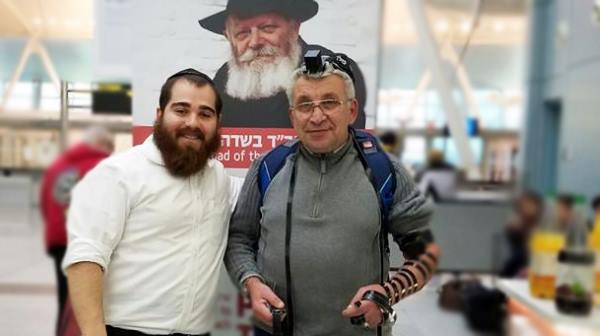 Элияу из России впервые наложил тфиллин в Chabad Air