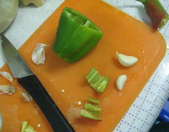 А теперь главная фишка: в блендере приготовим <a href="/food/marinade/4105.html">схуг</a>  для этого дела. Я беру зеленый болгарский перец, чеснок, кусочек острого перца и несколько веточек кусбары (кинзы).