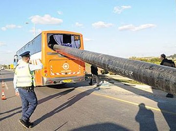 Труба пробила автобус точно посредине Труба пробила автобус точно посредине
