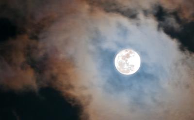 Освящение луны облачной ночью