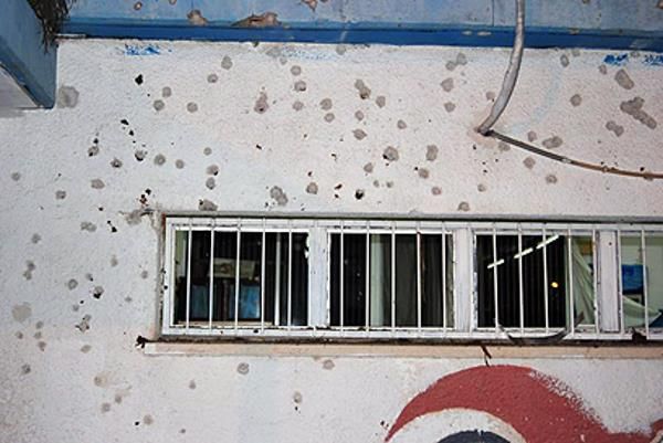 Шрапнель на здании школы в Ашдоде (фото: Зеэв Трахтман)