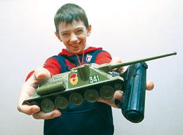 Дети избавляются от своих игрушечных пистолетов…
