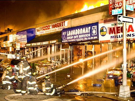 Пожар начался с центрального магазина в торговом центра района Квинса