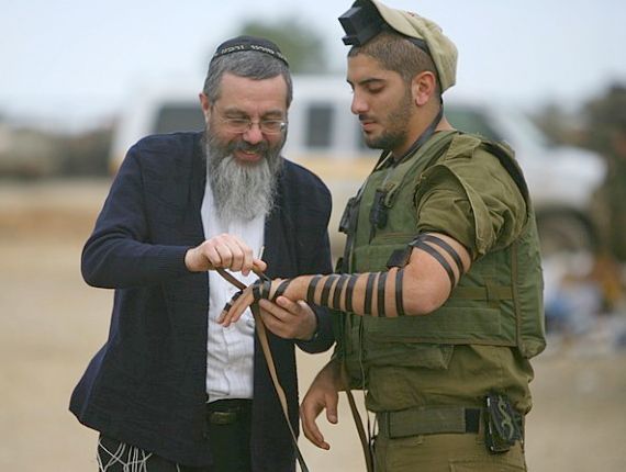 Рав Довид Нахшон проводит операцию ТФИЛЛИН среди израильских солдат в Секторе Газа