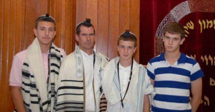 Это Лиор со своими детьми в синагоге