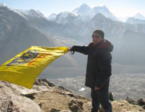 Флаг Мошиаха поднят на вершину Гокиа в Непале