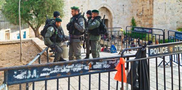 Всевышний, защити израильских полицейских и военных!