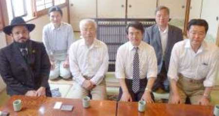 Правительственные чиновники салютуют посланнику ХАБАДа в Японии