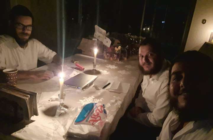 Подготовка к празднику в темноте Подготовка к празднику в темноте